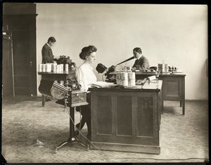 Vista interna di una donna che scrive a macchina da un dittafono e un uomo che detta in un altro alla Edison Phonograph Co., West Orange, New Jersey, 1903